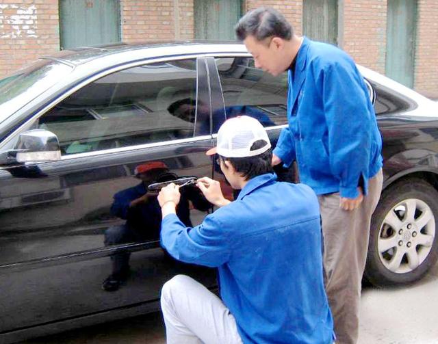 织金汽车钥匙丢在车里面怎么办?